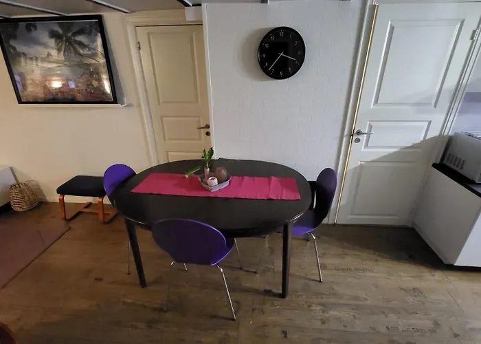 Fin Leilighet I Stille Og Rolig Omrade Med Gratis Privat Parkering!
